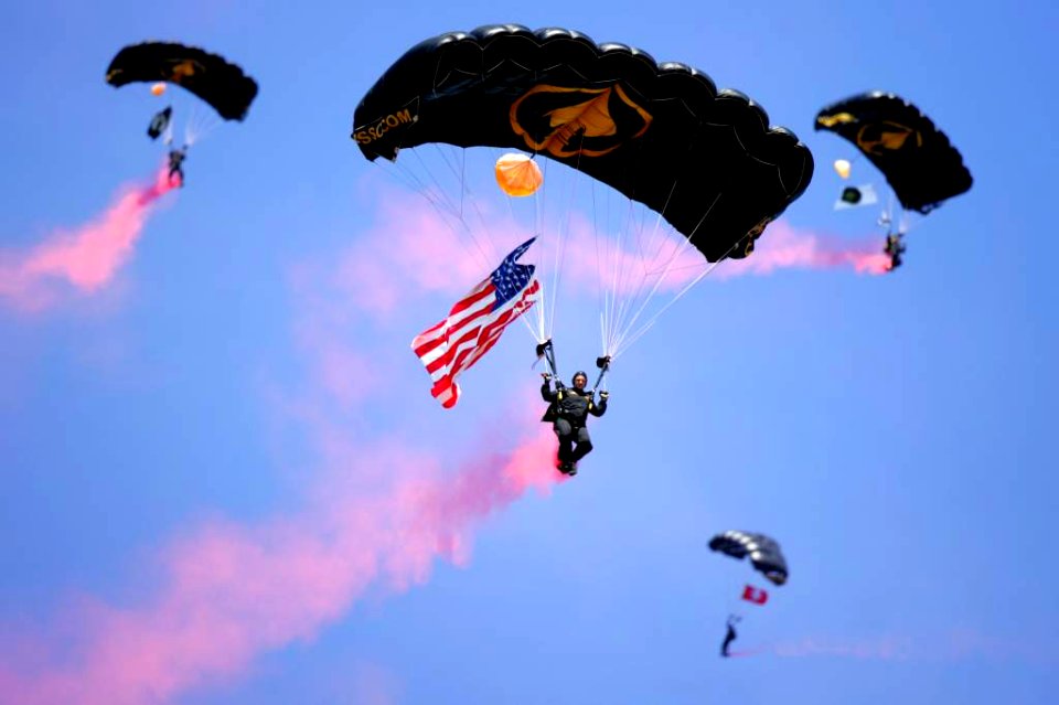 USSOCOM Para-Commandos parachuting