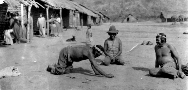 Utläggning av en pinne (máma) i tshúcareta-spelet. Tihuipa, Sydamerika. Bolivia - SMVK - 004923