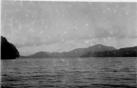 Utsikt över sjö med berget Kaladon i bakgrunden. Kabupaten Bolaang Mongondow, Danau Moat, Sulawesi - SMVK - 010673