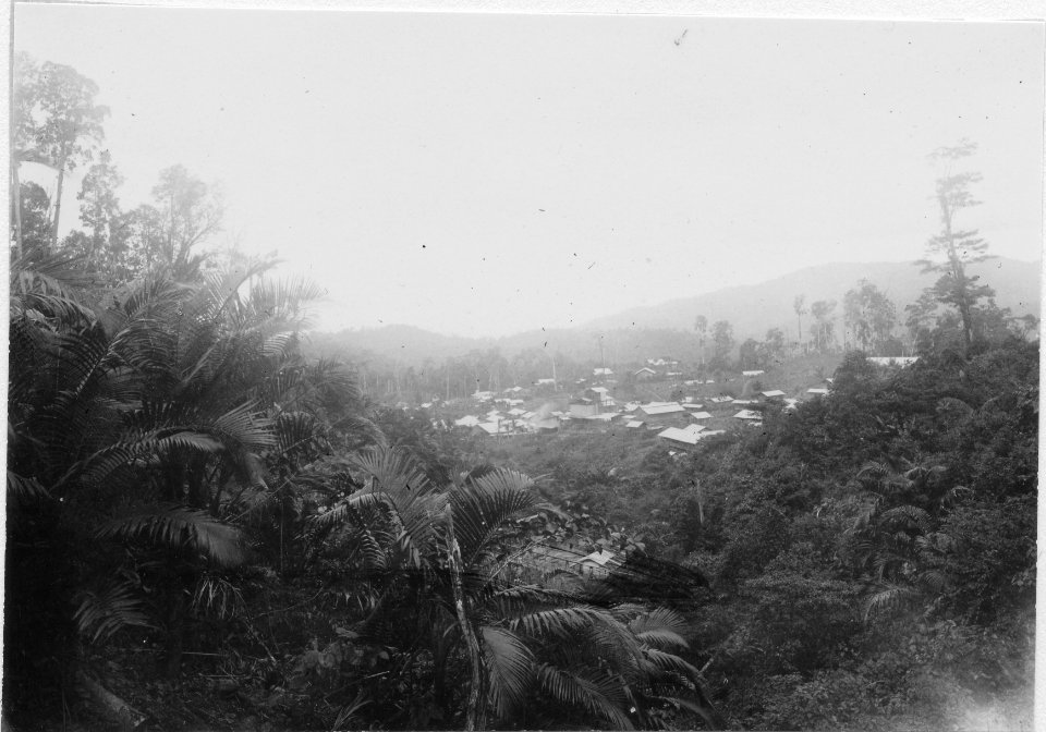 Utsikt över samhället. Menado, Sulawesi, Kabupaten Bolaang Mongondow. Indonesien - SMVK - 010679
