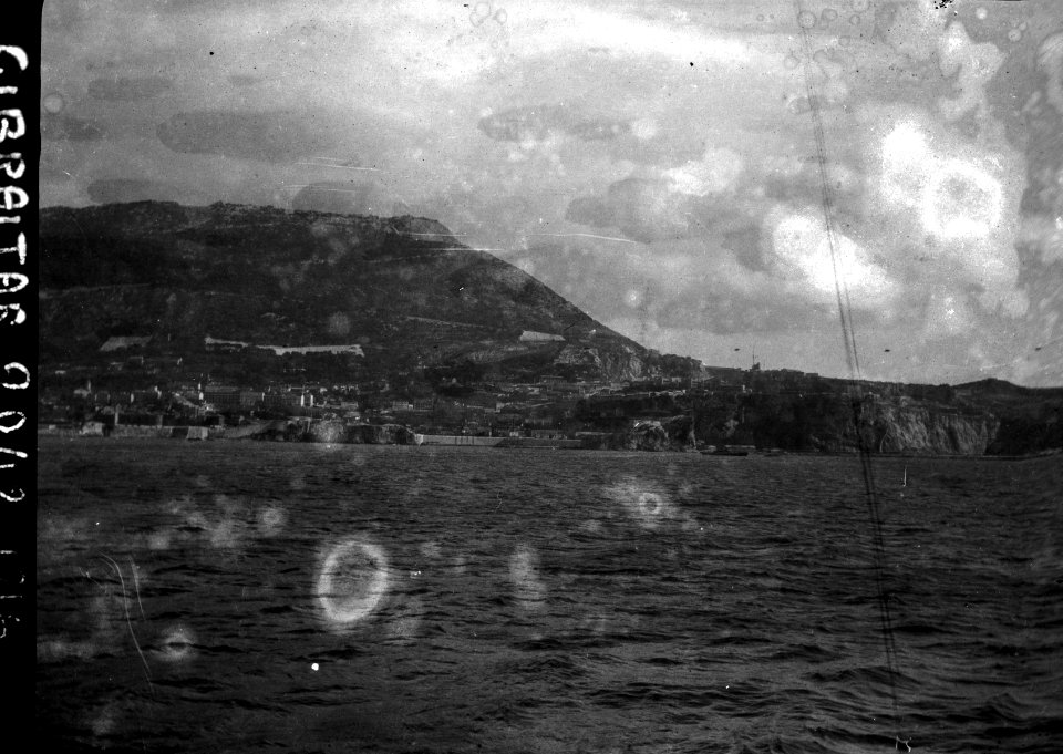Utsikt från båten mot Gibraltar. Gibraltar - SMVK - 022195