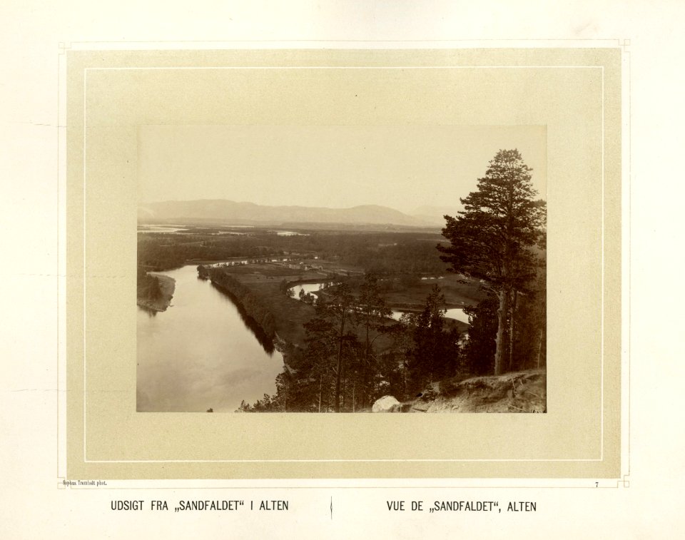 Utsikt over elv og fjell fra Sandfallet i Alta - Norsk folkemuseum - NF.15006-008
