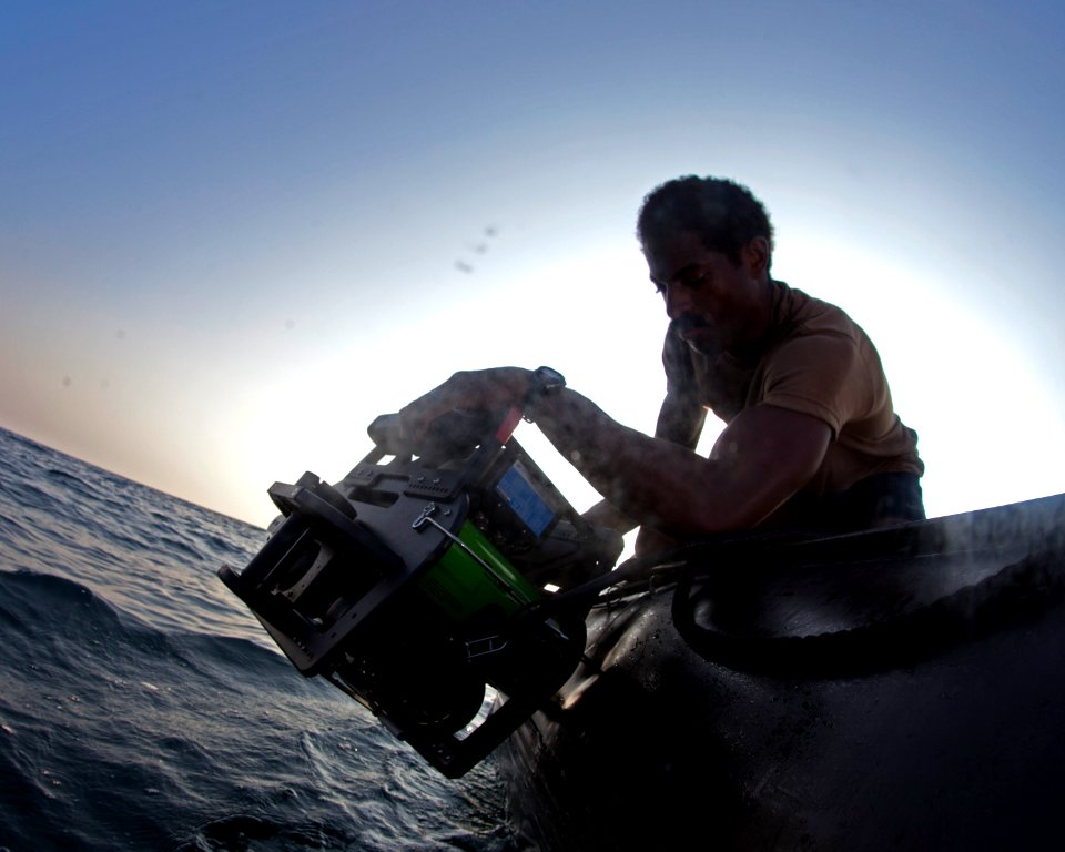 UUV launch 121012-N-GG400-002
