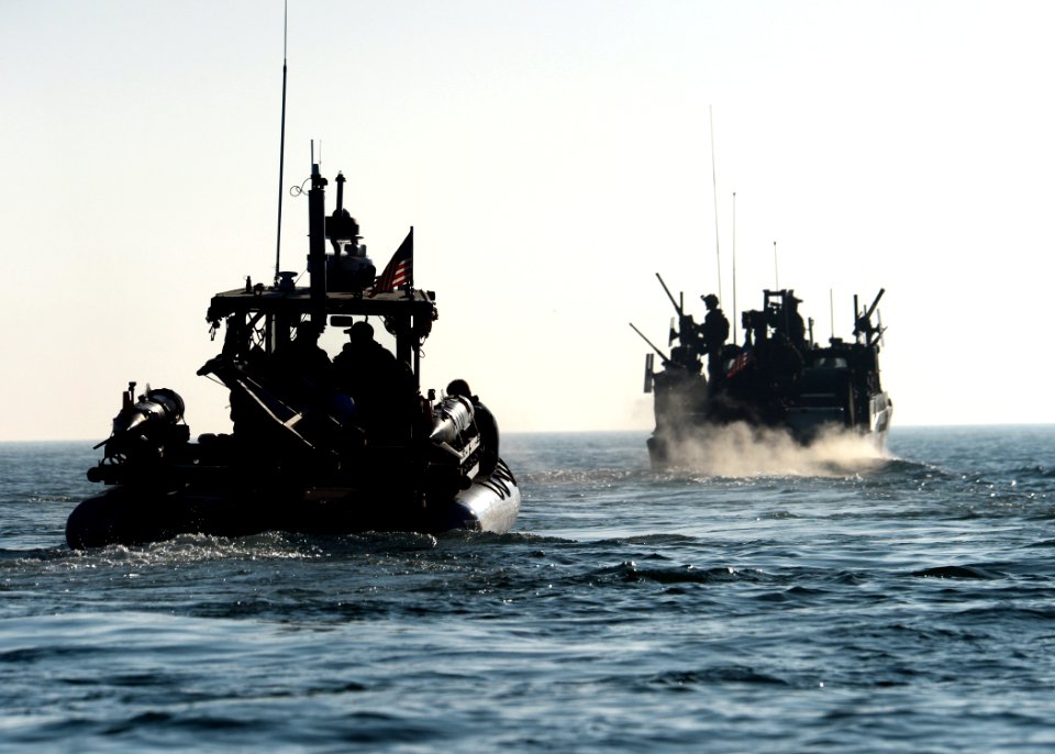 UUV operations 130123-N-RE144-050