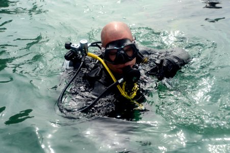 UUV operations 130213-N-RE144-154