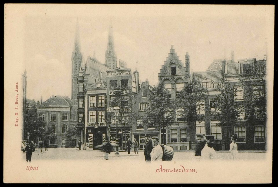 V.r.n.l Nieuwezijds Voorburgwal 348-352, Spui 26-30 en Singel 446-448 met de R.K. kerk de Krijtberg