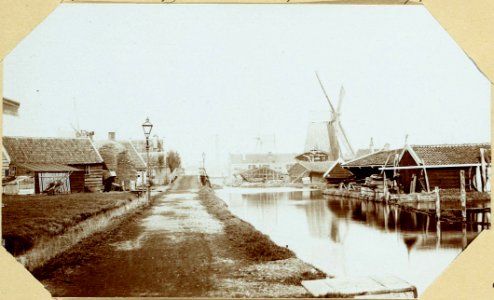 Vaart met molen De voormalige Middenweg Zaagmolenbuurt, verdwenen in 1897, ongeveer ter hoogte van de huidige Frederi 010094000797 photo