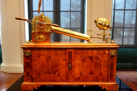 Vacuum pump, Jacob Leupold, Leipzig, 1709 - Mathematisch-Physikalischer Salon, Dresden - DSC08138 photo