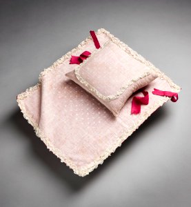 Vaggtäcke, nättelduk. Till boken Kanonsalut och vaggor - kungliga födslar och dop av Lena Rangström - Livrustkammaren - 89042