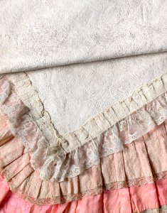 Vaggtäcke. Till boken Kanonsalut och vaggor - kungliga födslar och dop av Lena Rangström - Livrustkammaren - 89044