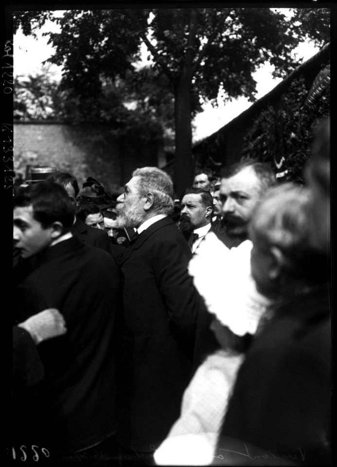 Vaillant au Père Lachaise, 24 mai 1908 devant le Mur des Fédérés (Btv1b6910321b f1)