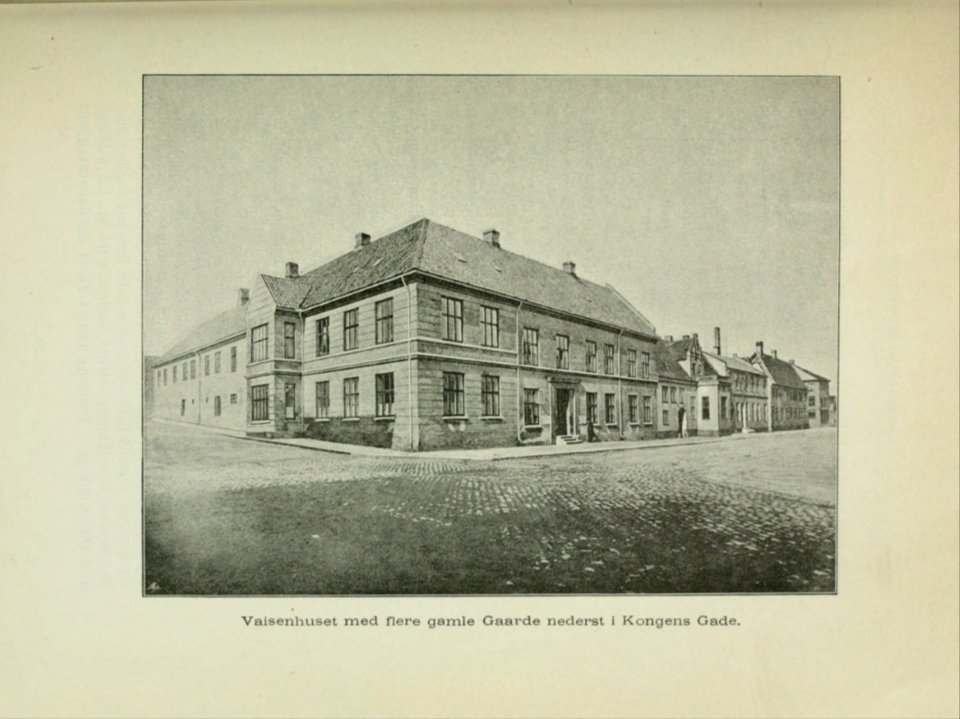 Vaisenhuset med flere gamle Gaarde nederst i Kongens Gade. - Gamle Christiania-Billeder (1893) - 0095.1 photo