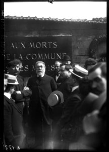 Vaillant au Père Lachaise, 24 mai 1908 devant le Mur des Fédérés (Btv1b6910322r f1)