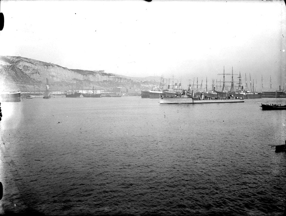 Vaixells de guerra anglesos arribant a port (AFCEC RIBASV C 2731)