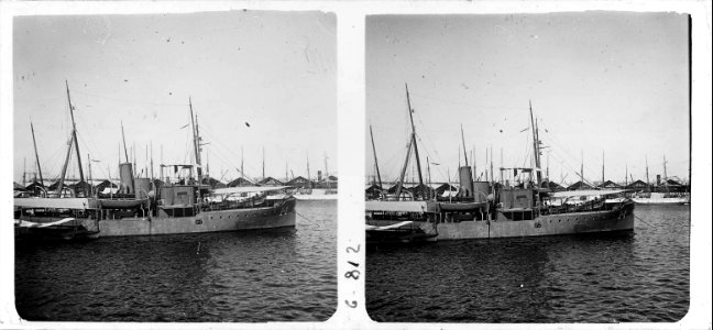 Vaixell de guerra al port de Barcelona