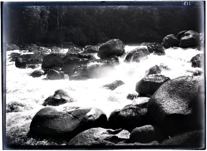 Val met rotsen in het stroomgebied van de Tapanahoni-rivier