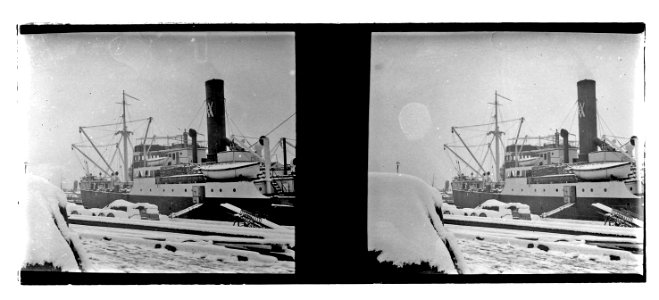 Vaixell ancorat al port nevat