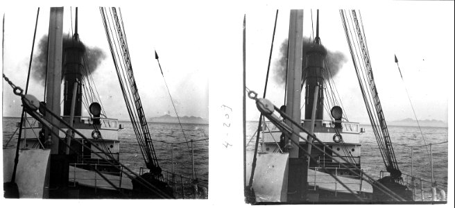 Vaixell Mahón i vista del cap Ferrutx de l'illa de Mallorca des de lluny