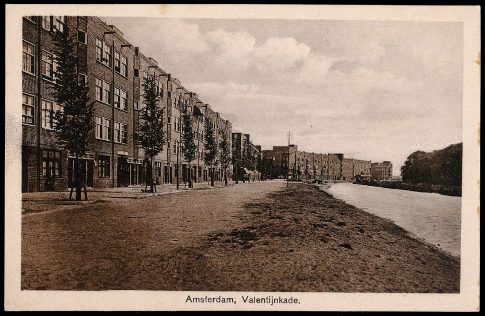 Valentijnkade gezien in de richting van de Molukkenstraat. Geheel rechts de Ooster Ringdijk. Uitgave J. Sleding, Amsterdam, Afb PRKBB00390000002