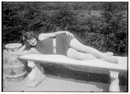 Valentine (lounging) LCCN2014712960