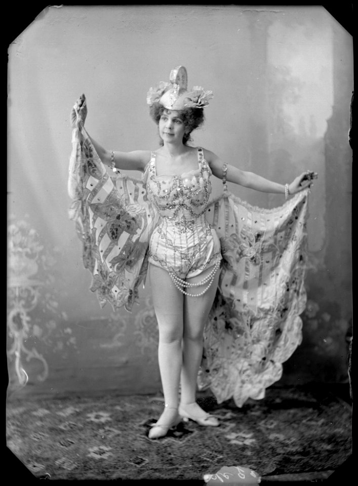 Valborg Landegren, dancer, in unknown performance - SMV - GL022