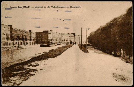 Valentijnkade met Ringvaart gezien vanaf de Ooster Ringdijk met links de ingang naar de Molukkenstraat, Afb PRKBB00390000001 photo