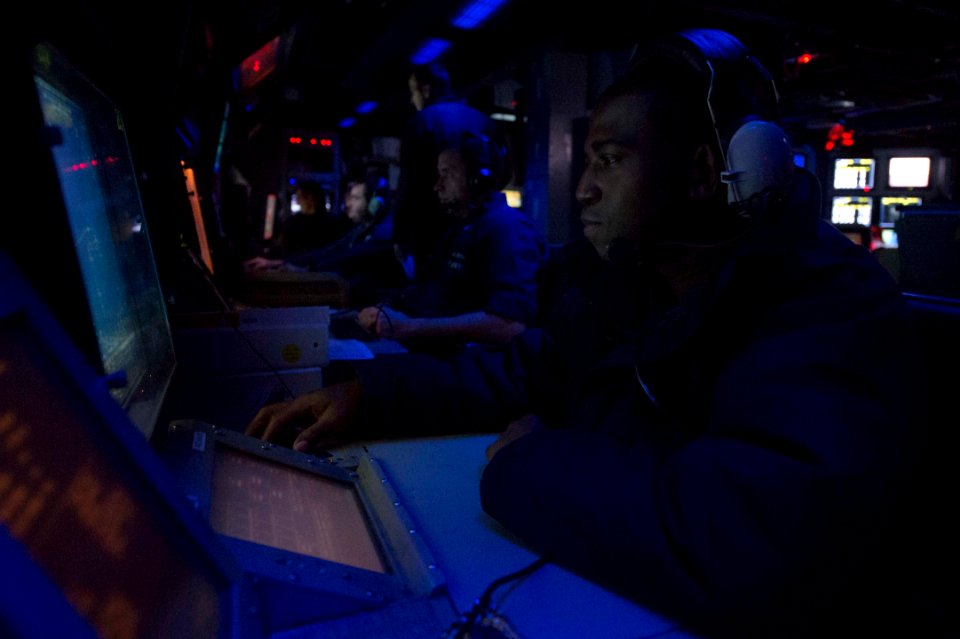 Valiant Shield 2014 combat information center operations 140920-N-IC565-026
