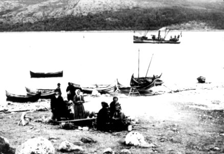 Valgmannsvalget i Sør-Varanger, Finnmark, 1899. Samer som skal stemme - Norsk folkemuseum - NF.09765-014