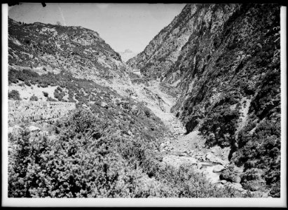 Vall estreta del riu Gállego a l'inici de la vall de Tena