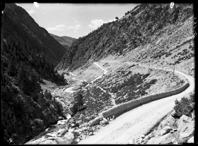 Vall amb boscos i una carretera a l'escalar de Panticosa