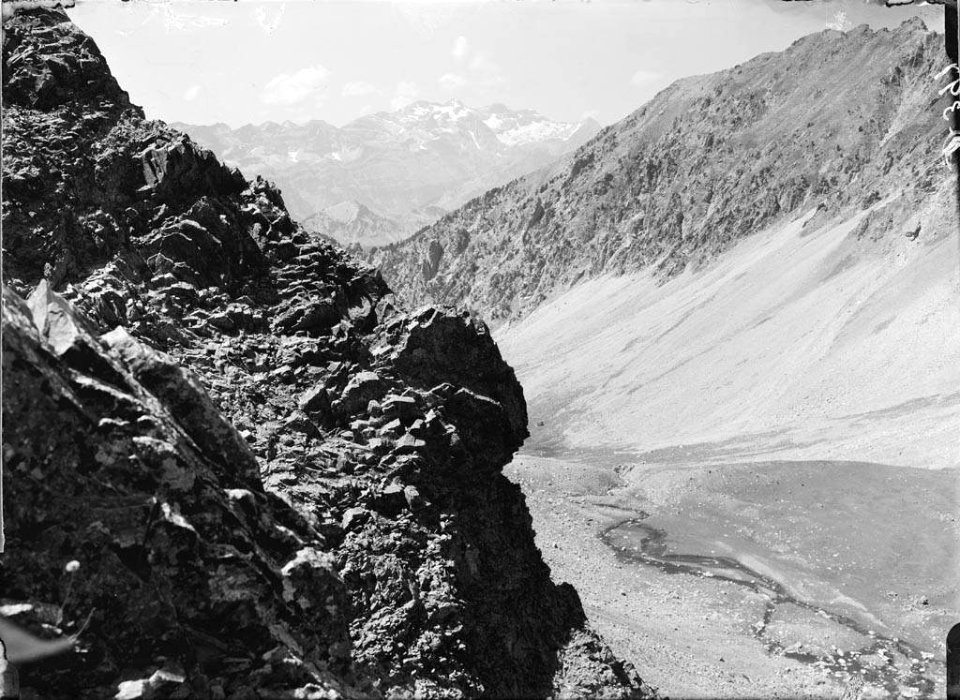 Vall del Cau amb el massís de les Tres Sorores al fons