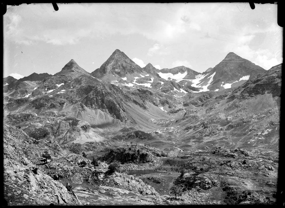 Vall de Campo Plano voltat de muntanyes