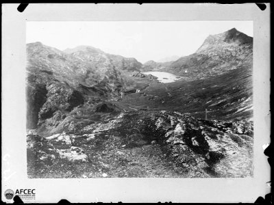 Vall muntanyosa amb el llac Long de Liat al fons