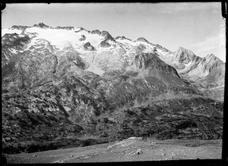 Vall amb el cim de la Maladeta al fons (AFCEC SOLER D 0535)