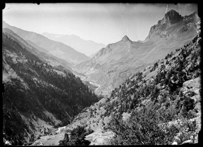 Vall del riu Aguas Limpias amb boscos i voltada de muntanyes