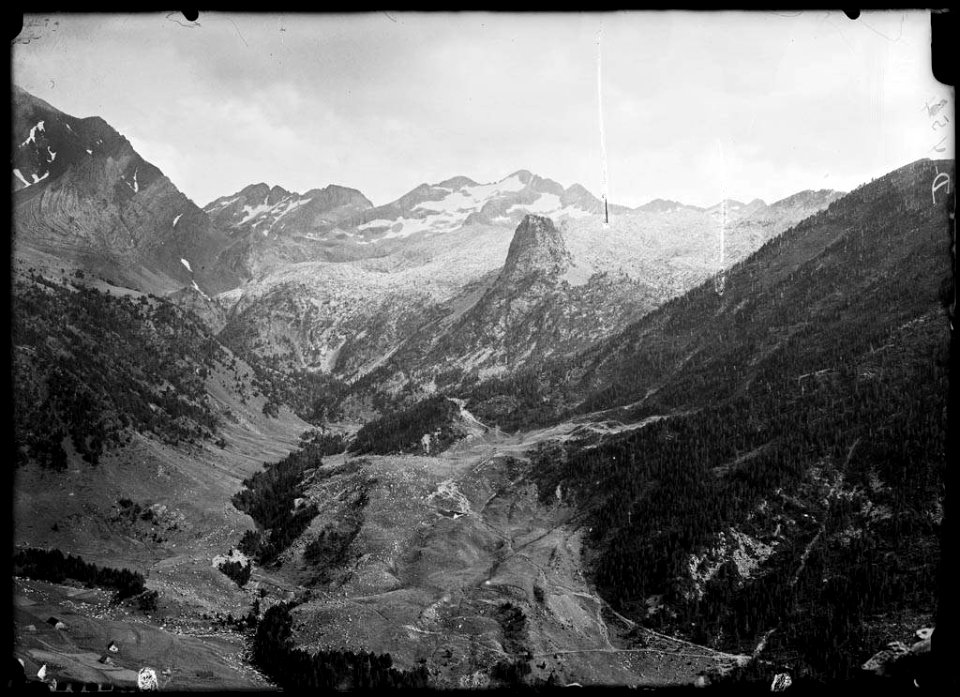 Vall boscosa i muntanyes nevades al fons des del port de la Pez