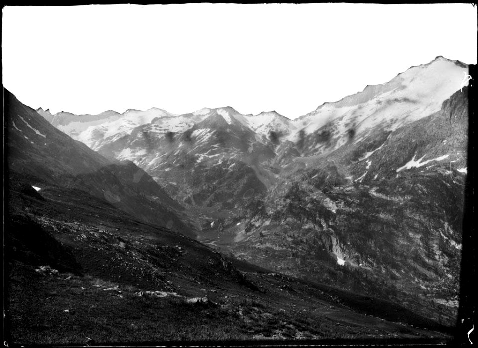 Vall amb muntanyes nevades al fons