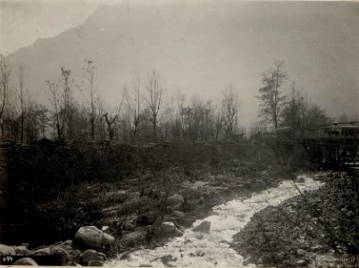 Valsugana am Masobach, provisorisch reparierte Brücke und eigene Stellung. (14-XI.1917.) (BildID 15635206)