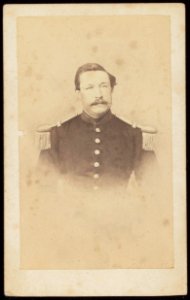 Van Marcke, Herman - carte de visite, Gevignetteerd portret van een man in uniform