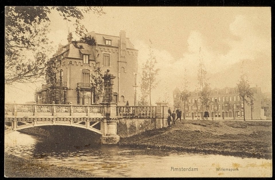 Van Eeghenstraat 76-78 bij een brug naar het Vondelpark. Rechts Van Eeghenstraat 75-85. Uitgave A.J. Nuss, Afb ANWU01819000001