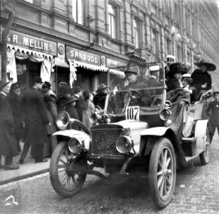 Vapun viettoa Pohjois Esplanaadilla - N2048 (hkm.HKMS000005-000001df)