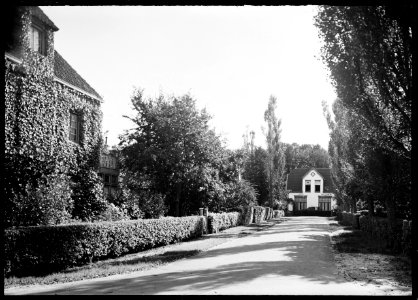 Vanuit de Russenweg zicht op het Russenplein met de dubbele villa Huize Maria-Josina uit 1909 - Regionaal Archief Alkmaar - FO1400027 photo