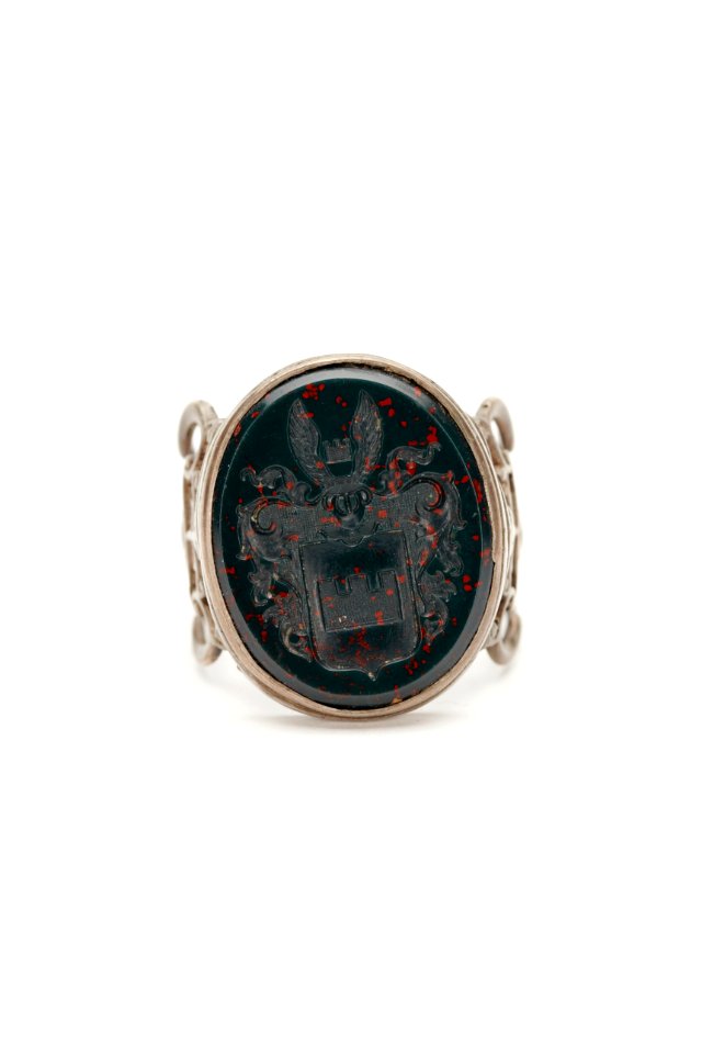 Vapenring i silver med klack i blodjaspis - Skoklosters slott - 92359