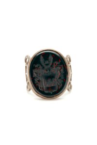 Vapenring i silver med klack i blodjaspis - Skoklosters slott - 92359