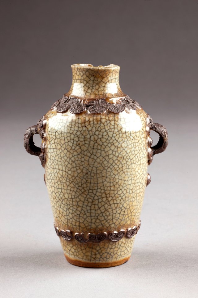 Vas i porslin, gjord i Kina under 1800-talets andra hälft - Hallwylska museet - 95650