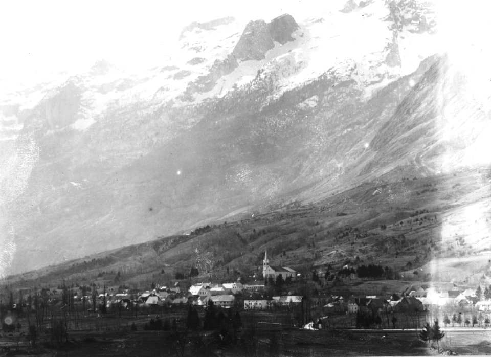 Vas Bovec, v ozadju Kanin
