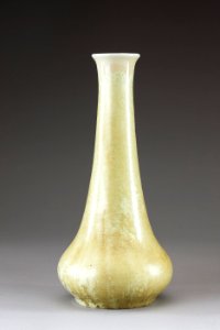 Vas av porslin från Rörstrand gjord på 1890-talet - Hallwylska museet - 93905