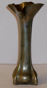 Vase étain, Art Nouveau, ORIVN n°2568, vers 1900, h. 16 cm.