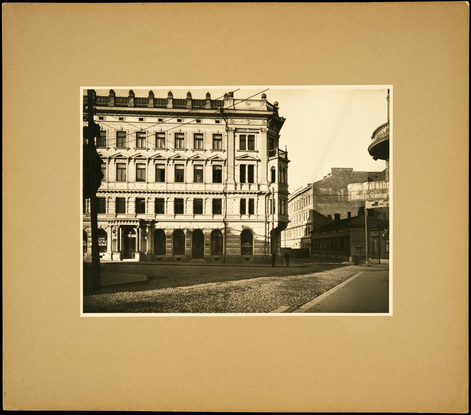 Vasemmalla Yrjönkatu 4 - Iso Roobertinkatu 2, taustalla oikealla Iso Roobertinkatu 1, 3 - G16345 (hkm.HKMS000005-km0000mb58)