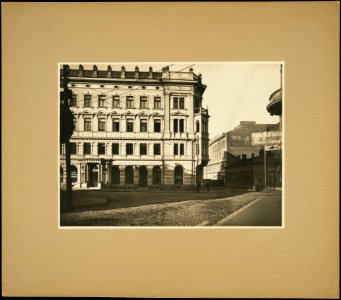 Vasemmalla Yrjönkatu 4 - Iso Roobertinkatu 2, taustalla oikealla Iso Roobertinkatu 1, 3 - G16345 (hkm.HKMS000005-km0000mb58)